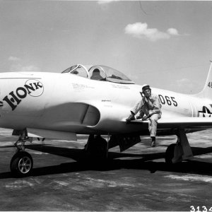 1946-5-19 Lockheed P-80A-1-LO Shooting Star "Honk" 44-85065 with Capt. G.M. Hensley Washington Na...jpg