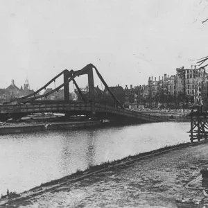 0000-Berlin-Ruins_of_Berlin_Tiergarten_Spreebogen_Hugo-Preuss-Brucke_Gnadenkirche_1945.jpg