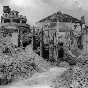 0000-Bombed_Ruins_Rubble_Berlin_Zoo_Germany_1945.jpg