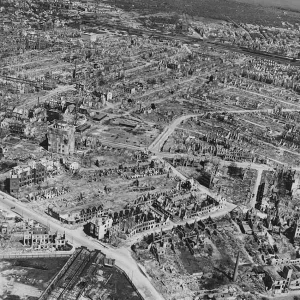 0000-Bremen_Aerial_View_Hochbunker_F97_Hans-Bockler-Strasse_1945.jpg