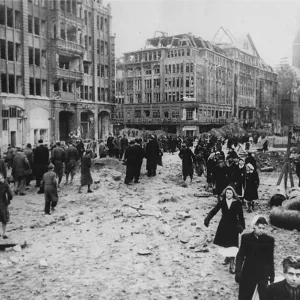 0000-Hamburg-Ruins_of_Hamburg_Pferdemarkt_Monckebergstrasse_St.Petri_1945.jpg