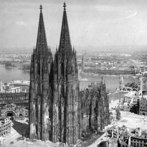 0000-Koln-Ruins_Of_Koln_Kolner_Dom_Hohenzollernbrucke_Deutz_1945.jpg