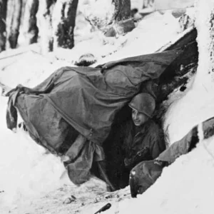 393-99-031-(American GI - Foxhole).jpg