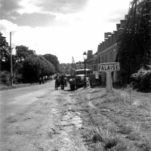 Canadian_soldiers_at_Falaise_town_entrance.jpg