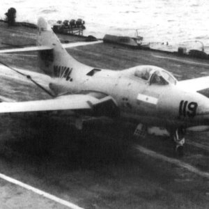 Argentine Navy F9F-2B (3-A-119, 0453) on ARA Independencia (27 juillet 1963)