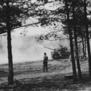 abbot self propelled 105mm artillery firing