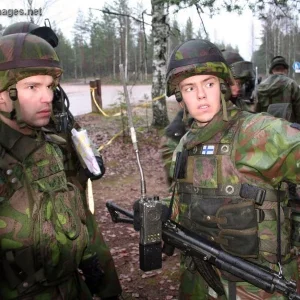 Officer Cadet gives orders at Ex Pyry 2006