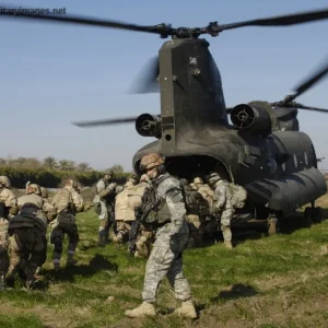 Paratroopers and Iraqi troops board a CH-47 Chinook