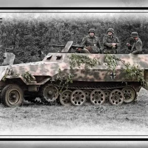 pzht_WW_II_German_halftrack_Sd_Kfz251_at_Reenactment