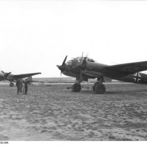 Bundesarchiv_Bild_101I-373-2619-24A_Frankreich_Junkers_Ju_88_auf_Feldflugpl