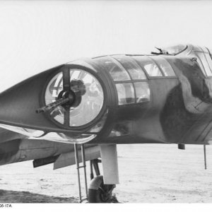Bundesarchiv_Bild_101I-605-1705-17A_Frankreich_Aufkl_rungsflugzeug_Heck-MG