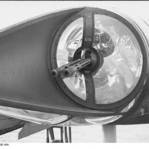 Bundesarchiv_Bild_101I-605-1705-18A_Frankreich_Aufkl_rungsflugzeug_Heck-MG