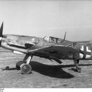 Bundesarchiv_Bild_101I-649-5355-02_Jagdflugzeug_Messerschmitt_Me_109_auf_Fe