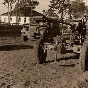 morris_trucks_passing_flak_gun_ussr-1