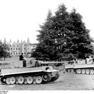 Bundesarchiv_Bild_101I-028-1609-16A_Frankreich_Panzer_VI_Tiger_I_