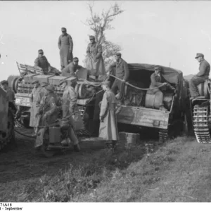 Bundesarchiv_Bild_101I-087-3671A-16_Russland_Betanken_von_Sturmgesch_tzen