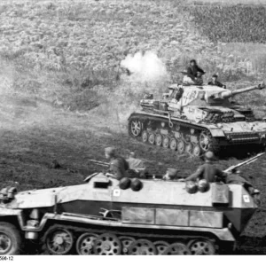 Bundesarchiv_Bild_101I-219-0596-12_Russland_Panzer_IV_und_Sch_tzenpanzer_in