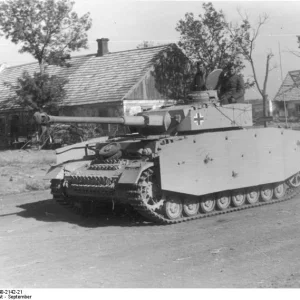 Bundesarchiv_Bild_101I-240-2142-21_Russland_Panzer_IV_in_Ortschaft