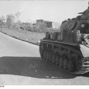 Bundesarchiv_Bild_101I-307-0762-06_Italien_Panzer_IV_auf_Stra_e