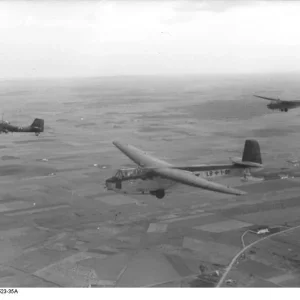 Bundesarchiv_Bild_101I-567-1523-35A_Italien_Lastensegler_DFS_230_Ju_87