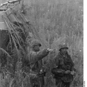 Bundesarchiv_Bild_101III-King-051-05A_Russland_Soldaten_der_Waffen-SS_im_Ge