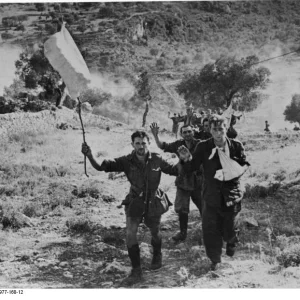 Bundesarchiv_Bild_146-1977-160-12_Italienische_Soldaten_ergeben_sich