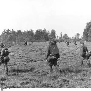 Bundesarchiv_Bild_183-1991-0205-510_Sowjetunion_SS-Reiter_bei_Mosyr_im_Eins