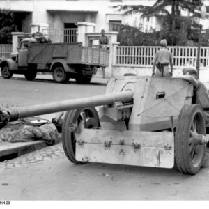 Bundesarchiv_Bild_101I-304-0614-20_Italien_Soldaten_an_Pak_in_Ortschaft