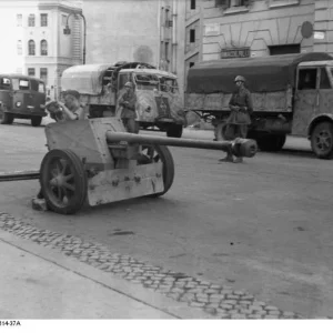 Bundesarchiv_Bild_101I-304-0614-37A_Italien_Soldaten_an_Pak_in_Ortschaft