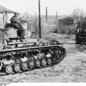 Bundesarchiv_Bild_101III-Zschaeckel-189-13_Russland_Charkow_Waffen-SS_mit_P