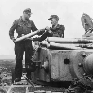 Bundesarchiv_Bild_183-J14931_Bei_Belgorod_Panzer_VI_Tiger_I_Aufmunitioniere