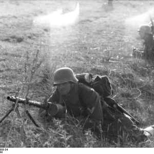 Bundesarchiv_Bild_101I-575-1808-04_Italien_Soldat_mit_MG_Fallschirmj_ger