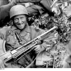 Bundesarchiv_Bild_101I-576-1846-11A_Italien_Fallschirmj_ger_mit_Bren-MG_in_