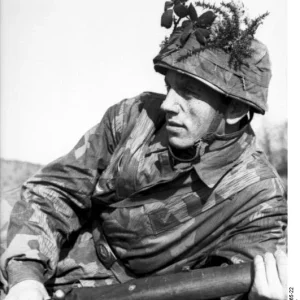 Bundesarchiv_Bild_101I-579-1965-22_Italien_getarnter_Fallschirmj_ger_mit_Ge