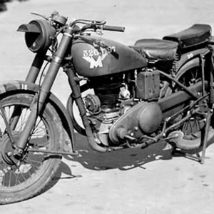 Motorcycle_ca_1943_Library_and_Archives_Canada_Photo_MIKAN_No_3613093-8