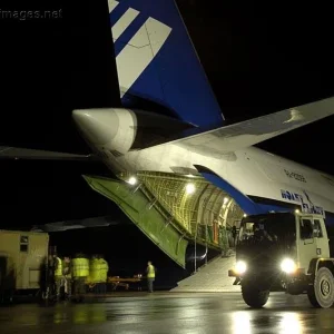 Loading the An-124 by the rear doors