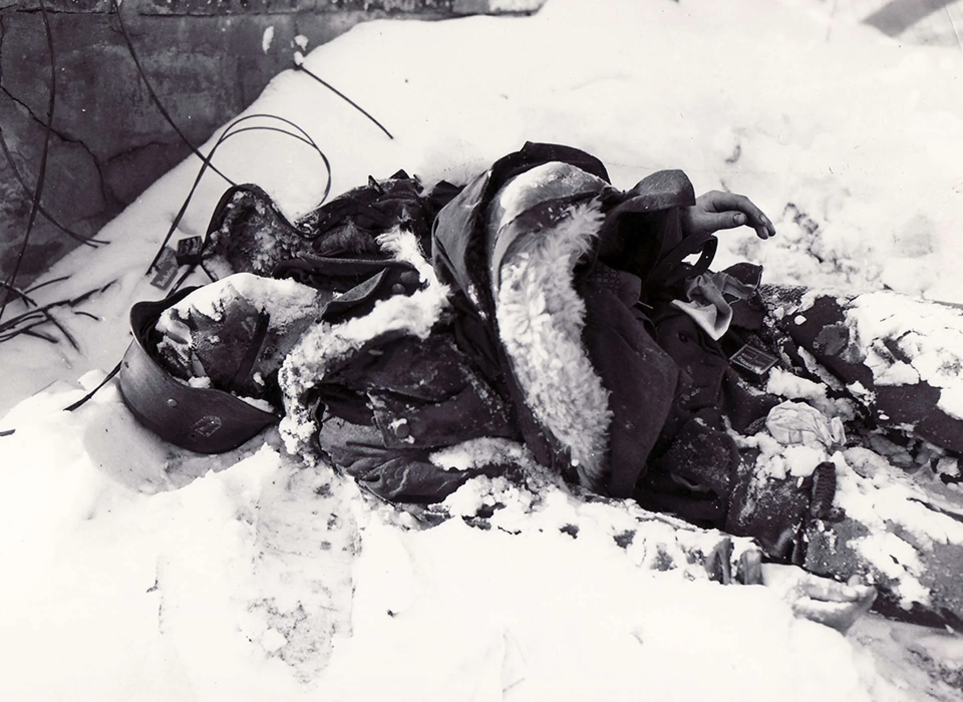 000-A Panzergrenadier of the Waffen SS lies buried in the snow following the fierce fighting n...jpg