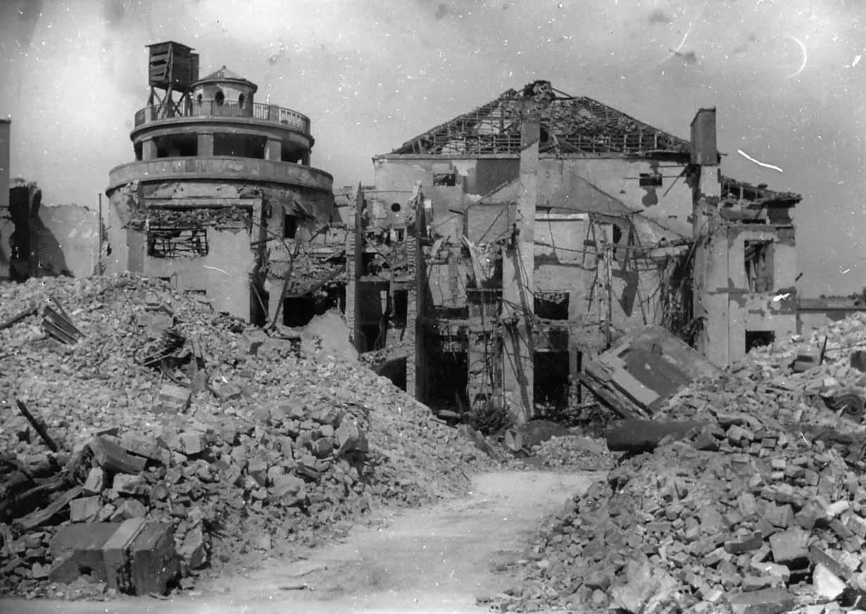 0000-Bombed_Ruins_Rubble_Berlin_Zoo_Germany_1945.jpg