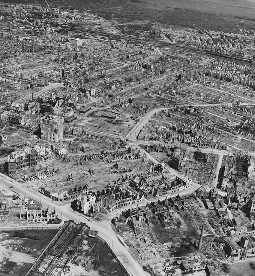 0000-Bremen_Aerial_View_Hochbunker_F97_Hans-Bockler-Strasse_1945.jpg