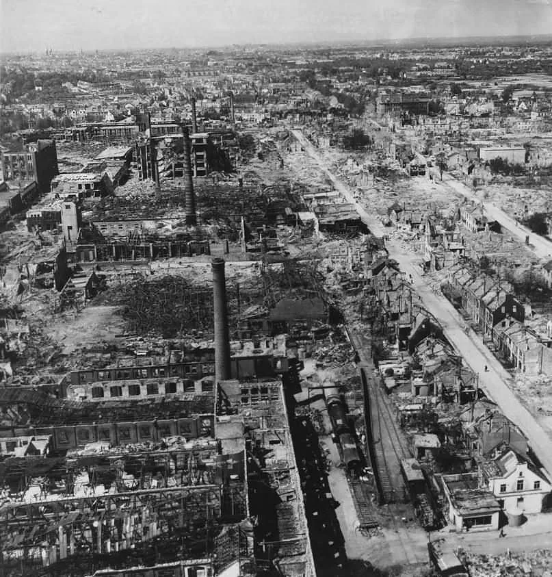 0000-Bremen_in_ruins_Hastedt_Hemelingen_Borgward-Werke_1945.jpg