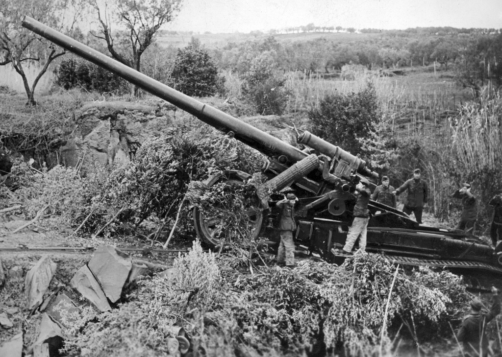170mm Kanone 18 Heavy Artillery About To Fire
