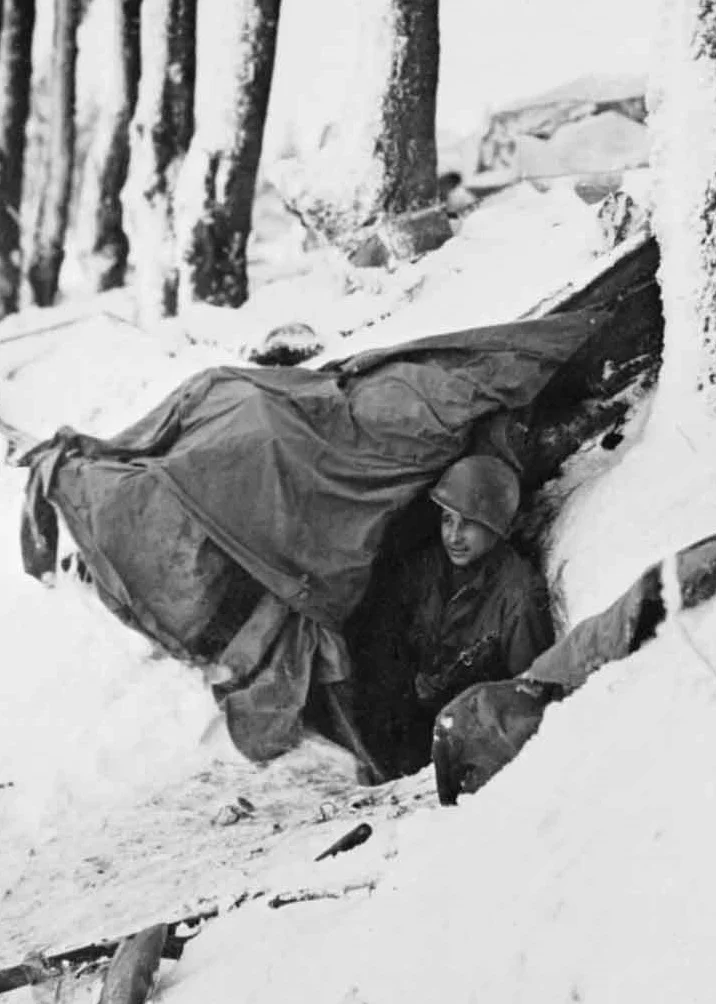 393-99-031-(American GI - Foxhole).jpg