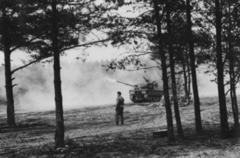 abbot self propelled 105mm artillery firing