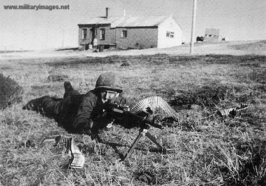 Argentine conscript behind a 7.62mm MAG