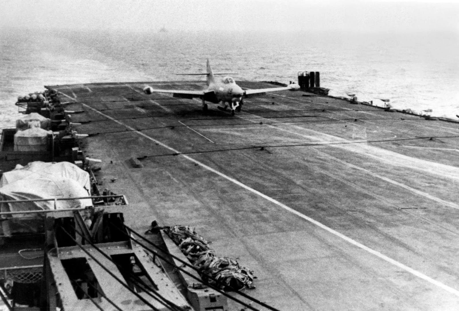 Argentine Navy F9F-2B (3-A-119) landing on Independencia (27 July 1963)