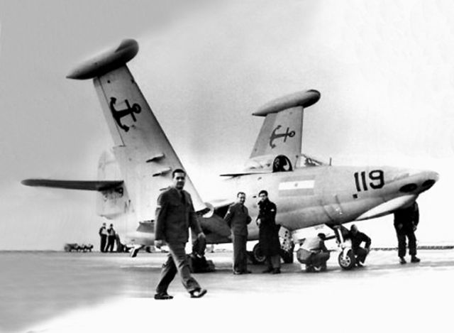 Argentine Navy F9F-2B (3-A-119) on ARA Independencia (27 July 1963)