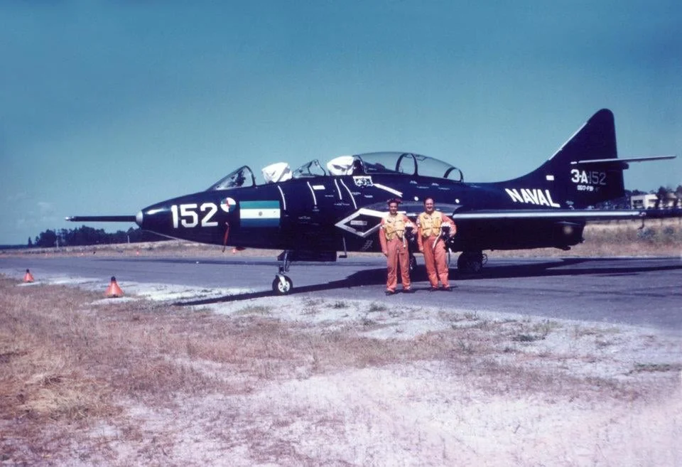 Argentine Navy F9F-8T (3-A-152, 0517) on ground