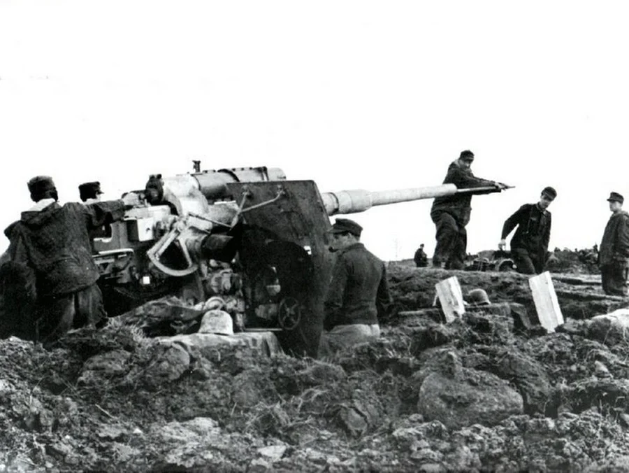 Arty_8_8_cm_Gun_Crew_Barrel_Cleaning