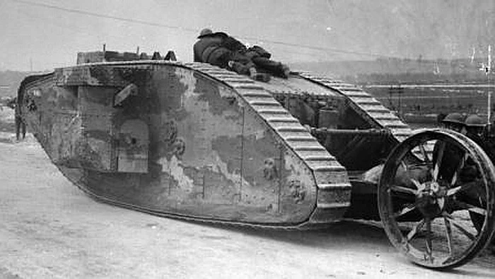 British_tank_Nov_1917_Library_and_Archives_Canada