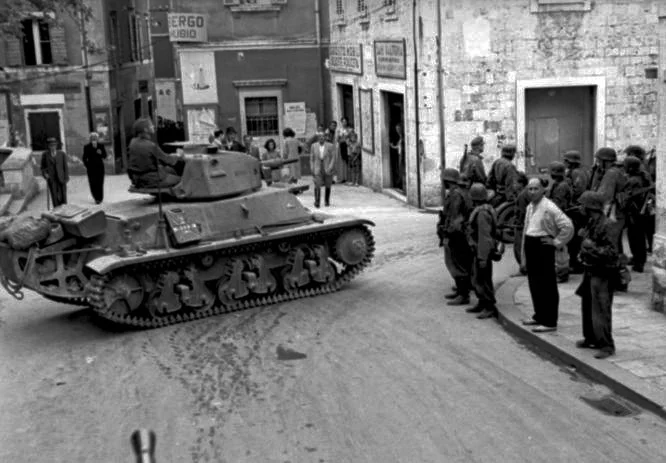 Bundesarchiv_Bild_101I-049-1553-16_Jugoslawien_Split_Einmarsch_von_Panzern